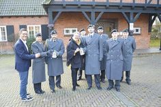 Rund um den Volkstrauertag sind die Soldaten der 4. Kompanie aus Eutin um Kompaniechefin Janina Kießlich und „Spieß“ Dirk Reichenbach (3.v.l.) in ihrer Patengemeinde Ratekau unterwegs und bitten um Spenden. Als ­erste Spender leisteten Ratekaus Bürgervorsteherin Gaby Spiller und Verwaltungschef Thomas Keller wieder ihren Beitrag.