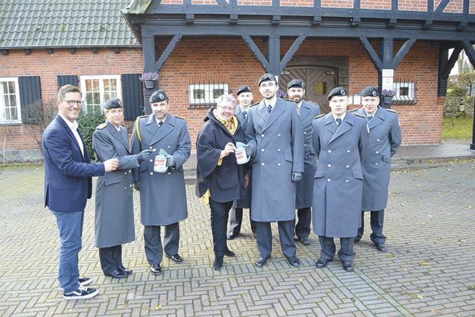 Rund um den Volkstrauertag sind die Soldaten der 4. Kompanie aus Eutin um Kompaniechefin Janina Kießlich und „Spieß“ Dirk Reichenbach (3.v.l.) in ihrer Patengemeinde Ratekau unterwegs und bitten um Spenden. Als ­erste Spender leisteten Ratekaus Bürgervorsteherin Gaby Spiller und Verwaltungschef Thomas Keller wieder ihren Beitrag.