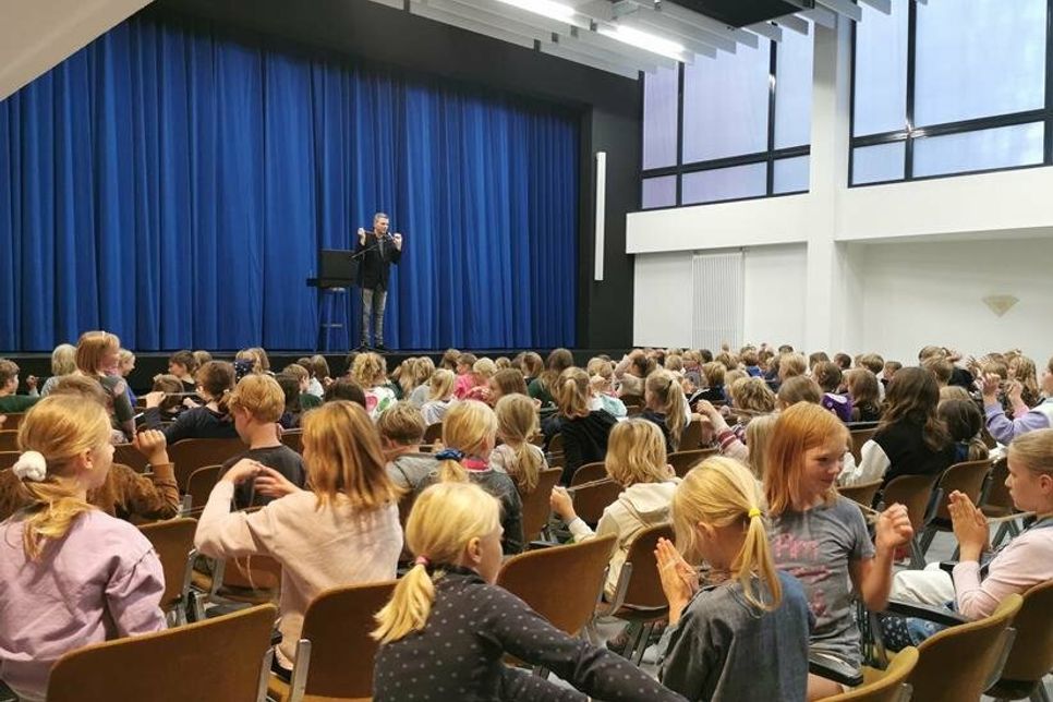 Zauberkünstler Jan Martensen begeistert bei der Kinderuni Neustadt mit seinen Tricks.