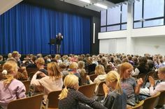 Zauberkünstler Jan Martensen begeistert bei der Kinderuni Neustadt mit seinen Tricks.