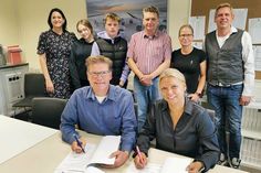 Schulleiterin Esther Passig und Tourismuschef Joachim Nitz unterzeichnen die Kooperationsvereinbarung vor den Augen von Silke Szymoniak (TSNT GmbH, hi. v.li.), den Schülersprechern Emelia Rizzuti und Til Gosch, Stefan Kloth (HWK/IHK), Verbindungslehrerin Sabine Jensen und Björn Becker-Sowoidnich, Beauftragter für berufliche Bildung.