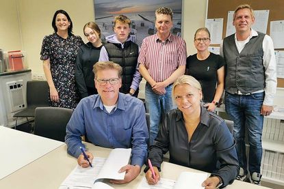 Schulleiterin Esther Passig und  Tourismuschef Joachim Nitz unterzeichnen die Kooperationsvereinbarung vor den Augen von Silke Szymoniak (TSNT GmbH, hi. v.li.), den Schülersprechern Emelia Rizzuti und Til Gosch, Stefan Kloth (HWK/IHK), Verbindungslehrerin Sabine Jensen und Björn Becker-Sowoidnich, Beauftragter für berufliche Bildung.