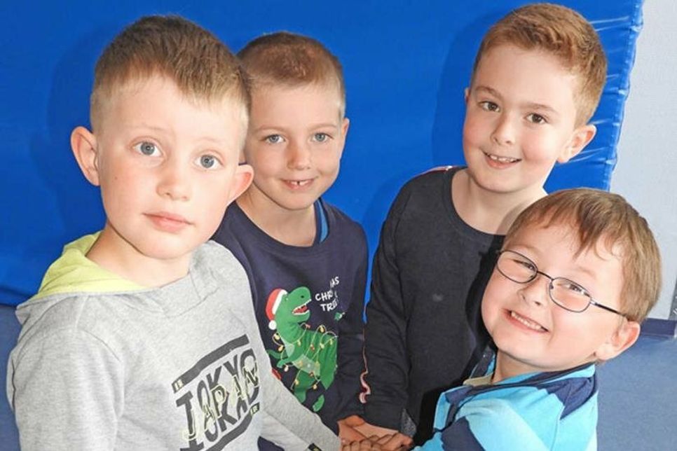 Sieben Hände und drei Füße? Kein Problem für die „Regenbogentdecker“!