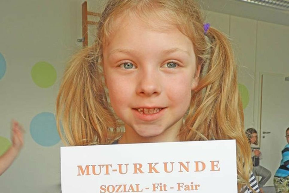 Sozial, fit und fair: Stolz zeigt Ronja ihre Urkunde.