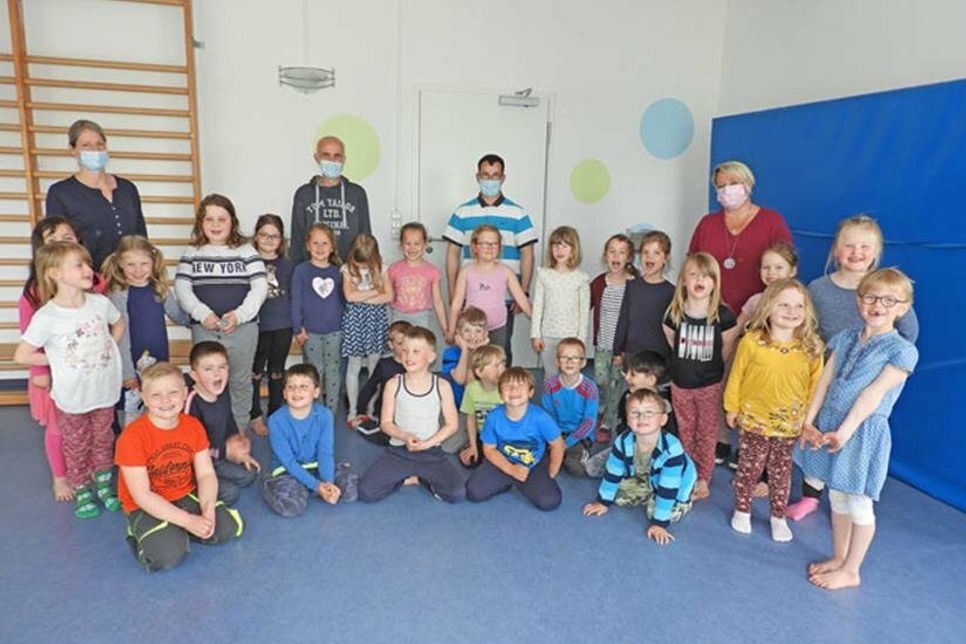 Sie sind „Regenbogenentdecker“ und „Weltentdeckerinnen“. Jetzt haben die Vorschulkinder des Malenter AWO-Kinderhauses auch schwarz auf weiß, dass sie allesamt starke Persönlichkeiten sind. Regeln einzuhalten, Rücksichtnahme, aber auch Koordination und Konzentration trainierten sie zehn Wochen lang mit dem Coach Tomas Angermann. Dafür gab es jetzt für jede und jeden eine Urkunde
