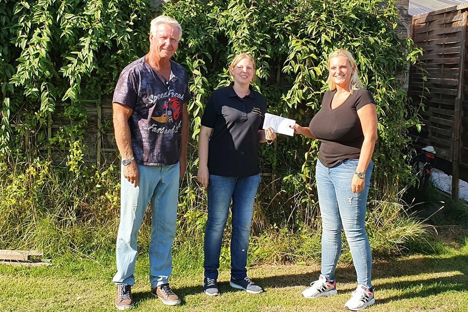 805 Euro für das Tierheim Lübbersdorf. Übergabe der Spende mit Hans-Joachim Schröder, Tierheimleiterin Christina Mann und Tanja Schröder (v. lks.).