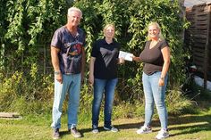 805 Euro für das Tierheim Lübbersdorf. Übergabe der Spende mit Hans-Joachim Schröder, Tierheimleiterin Christina Mann und Tanja Schröder (v. lks.).