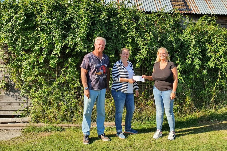 805 Euro für die Lebenshilfe Ostholstein. Jessica Groß (Mitte) aus der Geschäftsführung nahm die Spende entgegen.