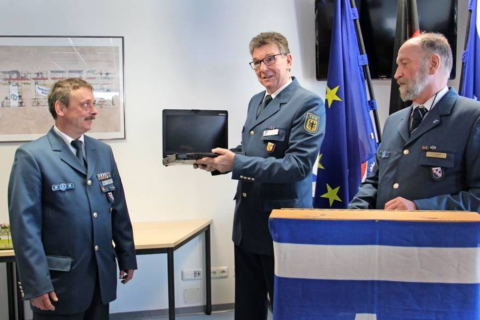 Ein Laptop für den Zugtrupp: Zugführer Stephan Beth nahm das neue Gerät von Burkhard Hamm und Heinz Tenkhoff von der Helfervereinigung entgegen.