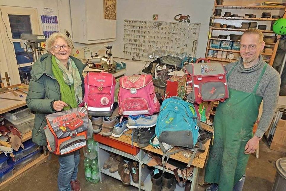 Dr. Birgit Böhnke und Thorsten Lehmann freuen sich über gespendete Ranzen und Schulrucksäcke,  die in der Twietendeel (Lange Straße) und in der Schuhmacherwerkstatt (Am Stadtgraben) für die Plöner Tafel gesammelt werden.