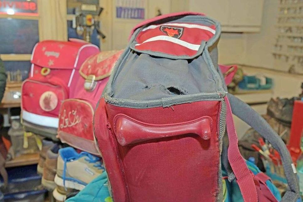So einfach geht Upcycling: Abriebstellen mit kleinen Löchern können durch Aufnäher repariert werden, so dass in der Plöner Werkstatt schicke Second Hand Rucksäcke für den nächsten Erstklässler entstehen.