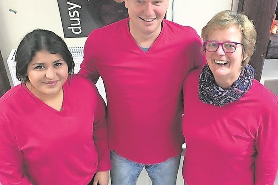 Das Schere-Team mit Delin Auszubildende Tori-Sabri, Joachim Hertel und Heike Borchert (v. lks.).