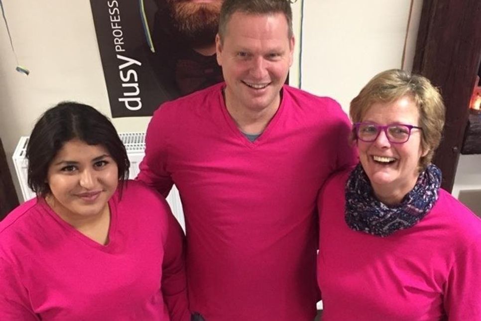 Das Schere-Team mit Delin Auszubildende Tori-Sabri, Joachim Hertel und Heike Borchert (v. lks.).