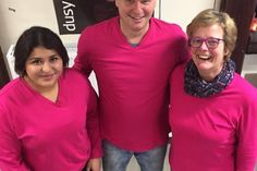 Das Schere-Team mit Delin Auszubildende Tori-Sabri, Joachim Hertel und Heike Borchert (v. lks.).