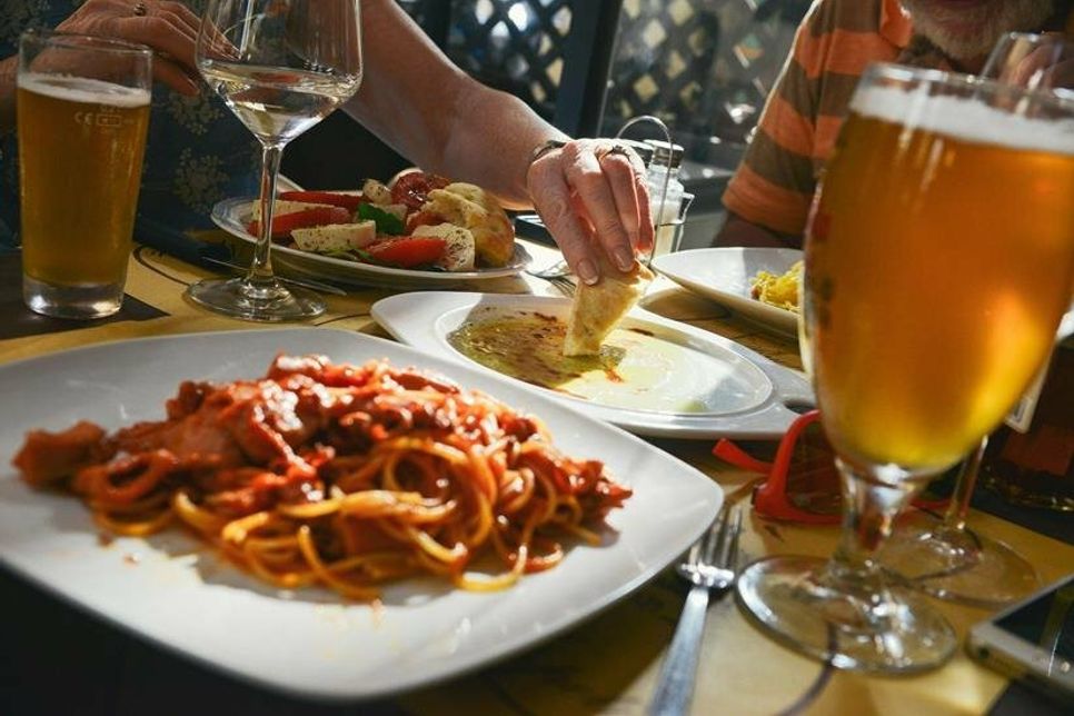Die Gastronomen in den Restaurants verwöhnen ihre Gäste mit verschiedenen Köstlichkeiten.