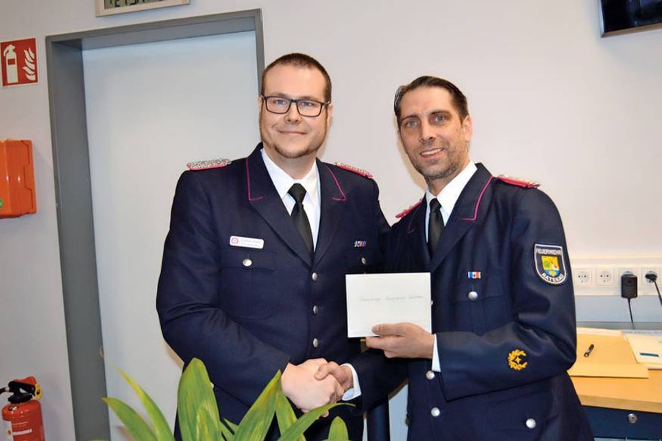 Ratekaus Bürgermeister Thomas Keller unterstrich, dass der Kostenrahmen von 1,5 Millionen Euro brutto ohne die Eigenleistung
der Ratekauer Feuerwehrleute nicht zu halten gewesen wäre.