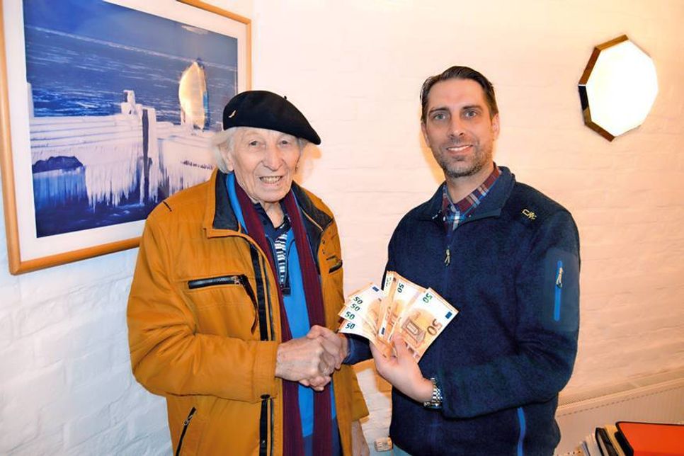 Ratekaus Ehrenbürger Helmut Cornels übergibt die Spende in Höhe von 1.000 Euro an Ortswehrführer Markus Thiel.