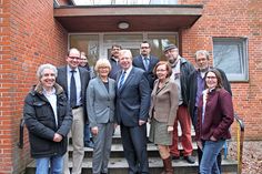 Staatssekretärin Annette Langner und Bundesstaatssekretär Dr. Ralf Kleindiek (3. u. 4. v. lks.) statteten der Jugendherberge von Herbergsvater Stephan Hasse (lks.) einen Besuch ab.
