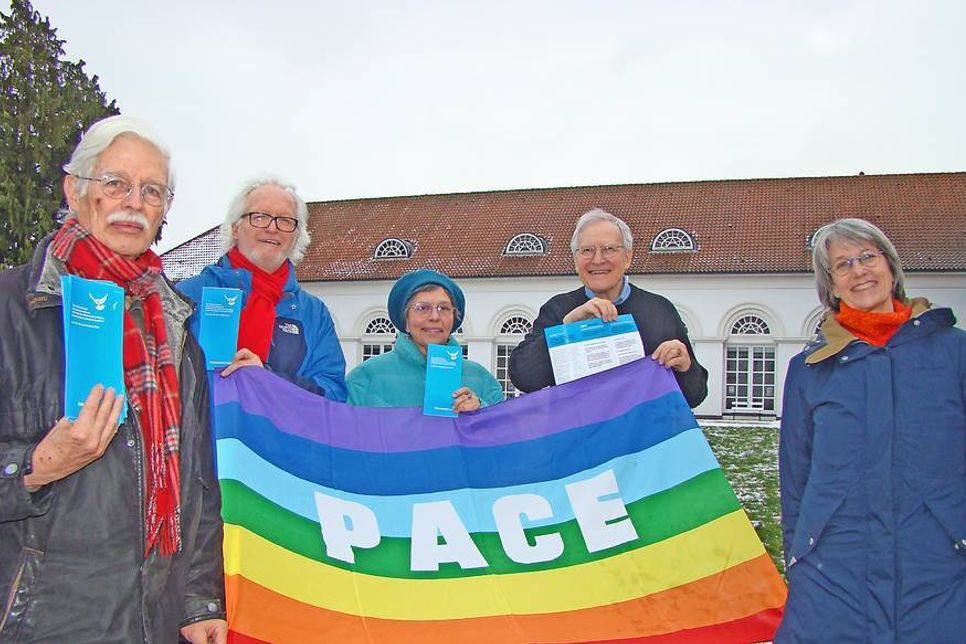 Mehr Mitglieder und rege Beteiligung beim Ostermarsch wünschen sich Karen Genn, Lutz Tamchina, Sylvia Zanella-Foritto de Belmar, Wolfgang Schiller und Peter Bethke (v.re.).