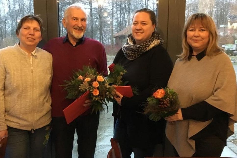 Neben der Ehrung von Rolf Seidel (50 Jahre Mitglied in der SPD) freuten sich die Landtagsabgeordnete Sandra Redmann (re.) und die Ortsvereinsvorsitzende Angela Hüttmann (lks.) über die neue Mitgliedschaft von Tanja Jasper.