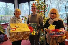 Bürgermeister Sven Partheil-Böhnke bei der Übergabe der Weihnachtsgeschenke vom „Rathaus-Wunschbaum“ an Barbara Bergmann („Kinderherz e.V.“) und Christine Gebauer („Sternenbrücke“, rechts).