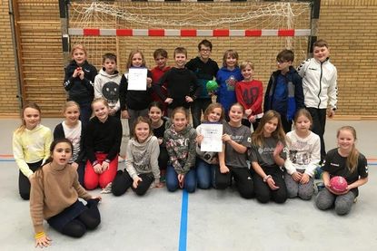 Zur Mannschaft der GS Neustädter Bucht gehören Gustav Peter, Gustav Salokat, Lennie Jungbauer, Damien Röhr, Emil Schulz, Mats-Lennart Müller, Piet Keding, Justus Osterndorff, Marlin Ole Jahns  und Fritz Schulz. Die Mädchen waren durch Carolina Neubauer, Marie Burghardt, Julia Kelsch, Marianna Kopold, Lina Marschall, Luisa Wrage, Mia Jolie Schnack, Julina Hansen, Nele Krug, Mara Braeger, Luna Techau und  Zoura Wondollek (TW) vertreten.