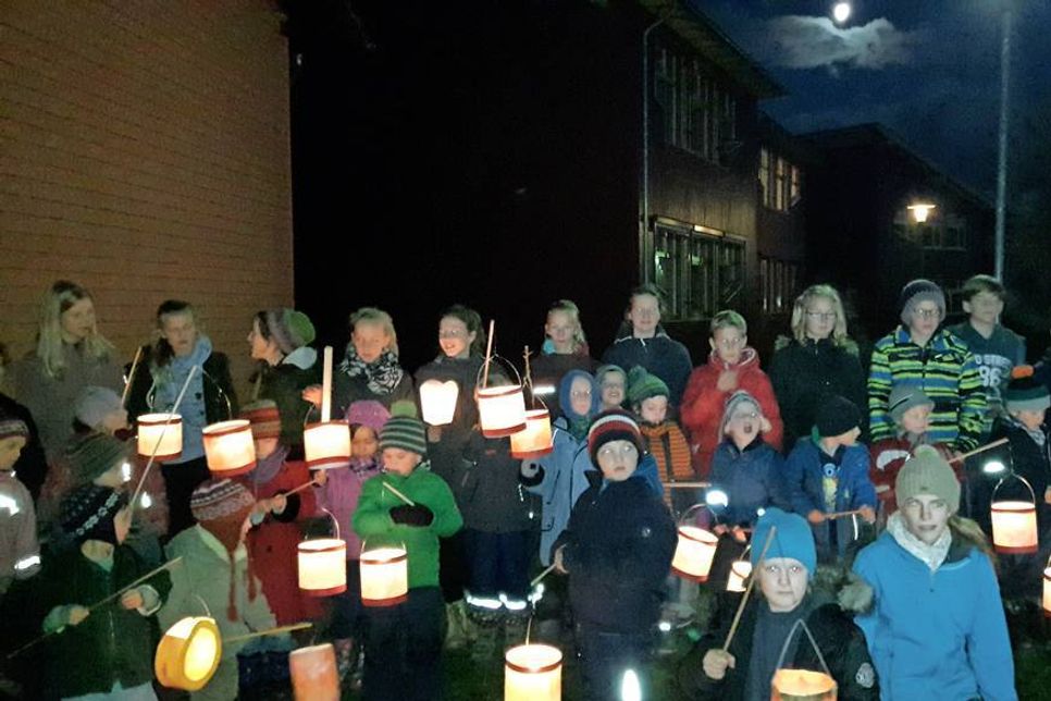 Das Fest beschenkte die Kinder mit schönen Bildern vom leuchtenden Licht in der Dunkelheit, vermittelte aber auch ein (Vor)-Bild für das soziale Miteinander.