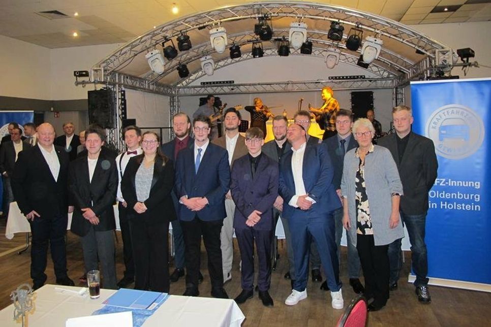 Die Junggesellin und Junggesellen im Ausbildungsberuf „Kraftfahrzeugmechatroniker“ Schwerpunkt Pkw-Technik mit Kreispräsidentin Petra Kirner, Obermeister Björn Bigga und Klassenlehrer Heiko Flüh.