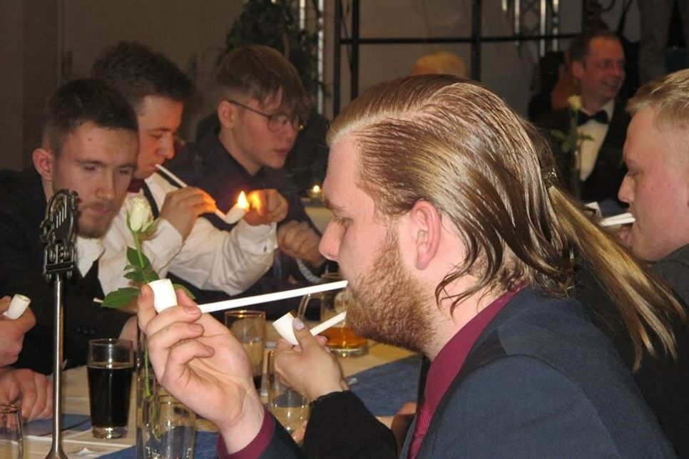Zur Tradition der Freisprechung gehört im Kfz-Handwerk das Rauchen einer Tonpfeife.
