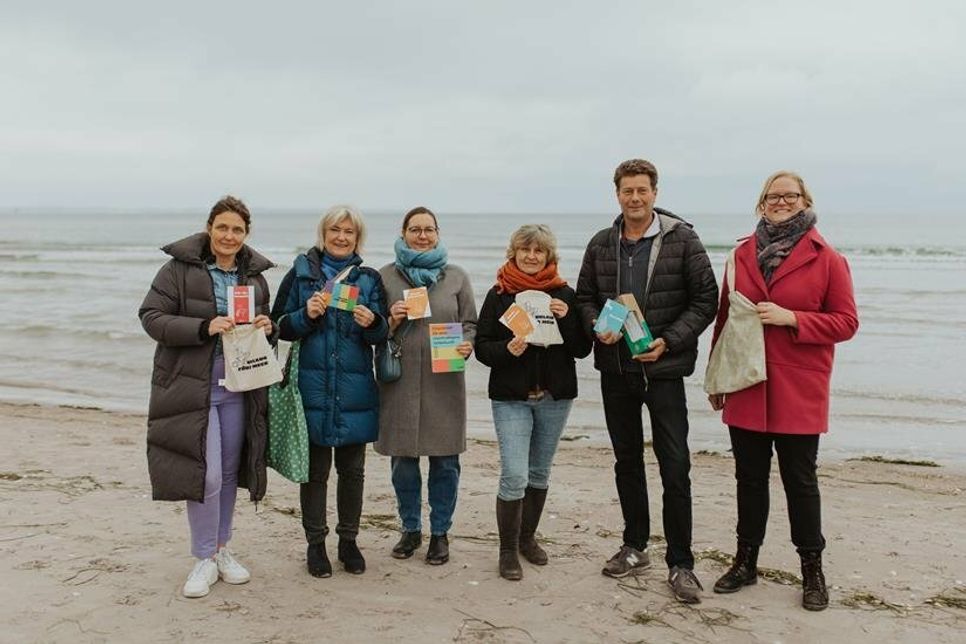 Ulrike Grimm (TALB), teilnehmende Vermietende A. Benkstein, B. Schwabe, A. Rauterberg, I. Paetow sowie Anna Cohrs (BUND SH) mit den Starterpaketen (v. lks.).
