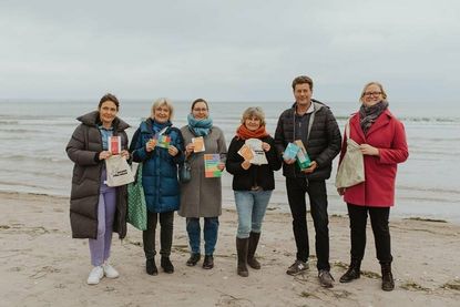 Ulrike Grimm (TALB), teilnehmende Vermietende A. Benkstein, B. Schwabe, A. Rauterberg, I. Paetow  sowie Anna Cohrs (BUND SH) mit den Starterpaketen (v.  lks.).