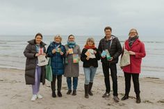 Ulrike Grimm (TALB), teilnehmende Vermietende A. Benkstein, B. Schwabe, A. Rauterberg, I. Paetow  sowie Anna Cohrs (BUND SH) mit den Starterpaketen (v.  lks.).