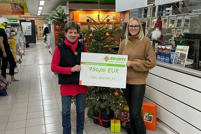 2. Vorsitzende Verena Treppe (lks.) nahm die Spende im team Baucenter von Svea Kruse entgegen.