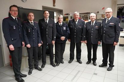 Ortswehrführer Jacob Revenstorf (lks.) und sein Stellvertreter und Ehrengemeindewehrführer Kai Fischer (re.) mit den Geehrten für langjährige Mitgliedschaft.
