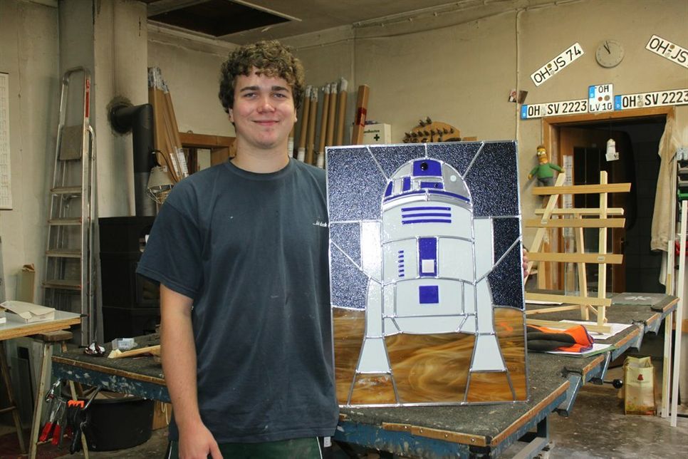 Zu sehen ist „R2-D2“ im Schaufenster der Glaserei Langebeck in der Reiferstraße 7.