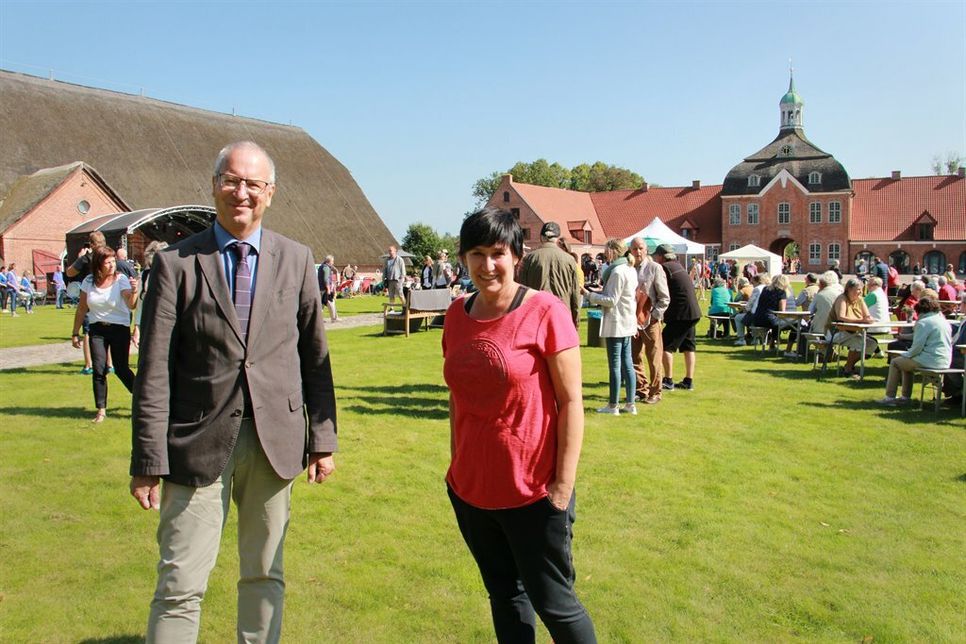 Amtsvorsteher Hans-Peter Zink und Sandra Keck begrüßten viele Besucher und Akteure.