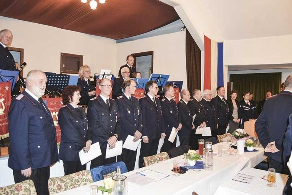 Größere Wahlen standen bei der Jahreshauptversammlung der Gemeindewehr Stockelsdorf nicht an. Dafür bestimmten Ehrungen langjähriger Mitglieder – wie hier die „25-Jährigen“ – den Abend im „Dissauer Hof“.