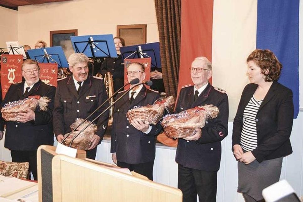 Michael Dücker (v.l.), Wolfgang Kruse und Georg Knoop wurden für 50 Jahre Mitgliedschaft und Günter Schwarz sogar für 70 Jahre in der Freiwilligen Feuerwehr von Stockelsdorfs Bürgermeisterin geehrt.