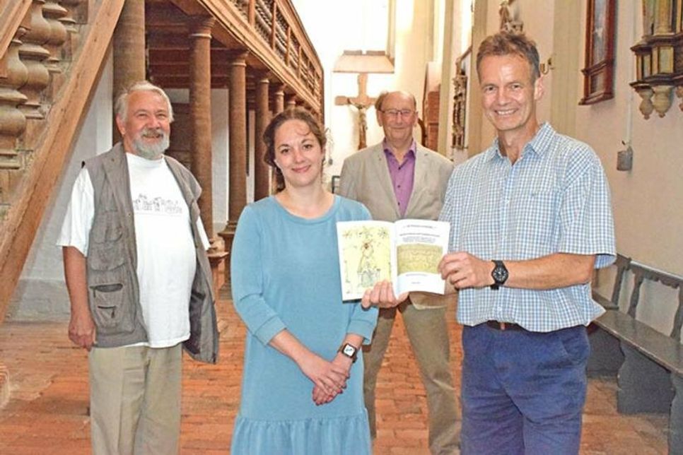 Volker Liebich (v.l.), zweiter Vorsitzender des Preetzer Heimatvereins, Priörin Erika von Bülow, Jens Meyer und Historiker Detlev Kraack stellten die neueste Veröffentlichung des Heimatvereins vor.