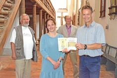 Volker Liebich (v.l.), zweiter Vorsitzender des Preetzer Heimatvereins, Priörin Erika von Bülow, Jens Meyer und Historiker Detlev Kraack stellten die neueste Veröffentlichung des Heimatvereins vor.