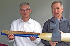 Olaf Bennühr von den Gemeindewerken Malente (l.) mit dem "Corpus Delicti" – einer Baumwurzel, die sich an einer Wasserleitung entlang hangelte. Frank Petzold von SH Netz zeigt ein PVC-Rohr mit Anschlussmuffe, wie es in der Bismarckstraße verbaut wurde.