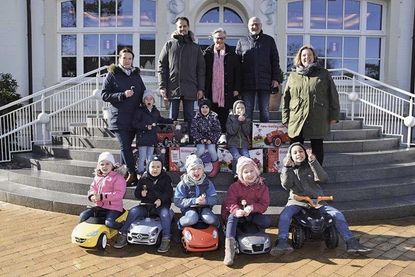 Jan Schumann (hinten von links), Rotraud Schwarz und Heinz Meyer von der Aktivgruppe Timmendorfer Strand haben elf Rutschautos, die von den Autohäusern gespendet wurden, an den Evangelischen Kindergarten Timmendorfer Strand übergeben.
