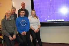 Von der Funktionalität des Smartboards beeindruckt: Schulausschussvorsitzender Reiner Wolter, Schulleiter Bernd Ziemens, Schülervertreter Johannes Kempe, Lehrer Marc Frenzel und Schülervertreterin Nele-Christin Kripke (v. lks.)