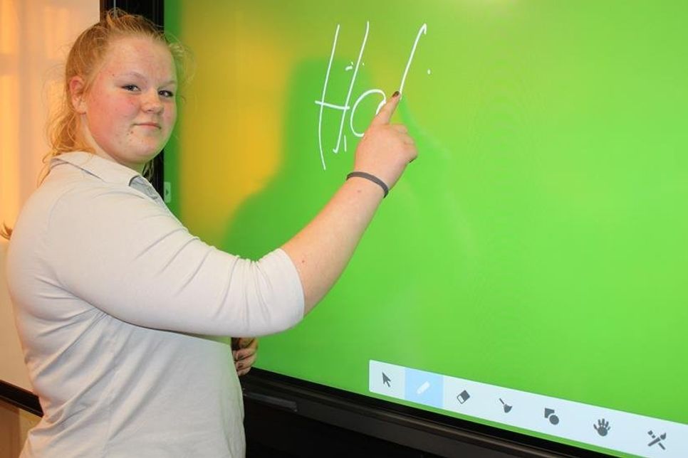 Keinerlei Berührungsängste: Nele-Christin Kripke zeigt die einfache Bedienung.