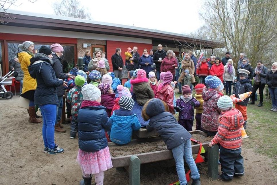 Kinder und Gäste an der Wassermatschanlage.