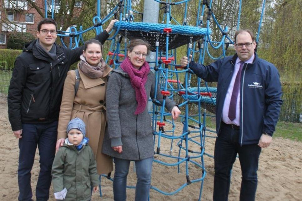 Sander Fenner von der Stadt Neustadt, Pastorin Sarah Lotzkat, Kindergartenleiterin Mona Klempnow und Bürgermeister Mirko Spieckermann (v. lks.).