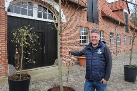 Küchenchef Stefan Würrer lädt zur Spargelsaison in die Scheune der idyllisch gelegenen Gutsanlage Mariashagen ein.