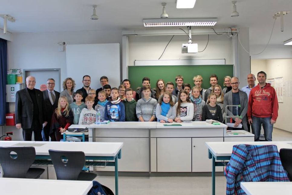 Initiator und Rotary Past-Präsident Dr.-Ing. Georg Heerten (lks.) traf sich mit den teilnehmenden Schülern und Projektbetreuern.