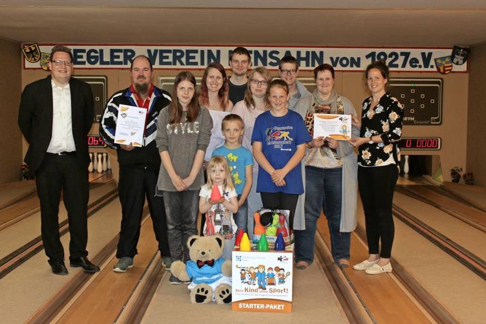 Malena Kittmann (re.) von der Sportjugend Schleswig-Holstein überreichte zusammen mit dem 1. Vorsitzenden der Sportjugend des Kreissportverbandes Timo Stich (lks.) das Paket.