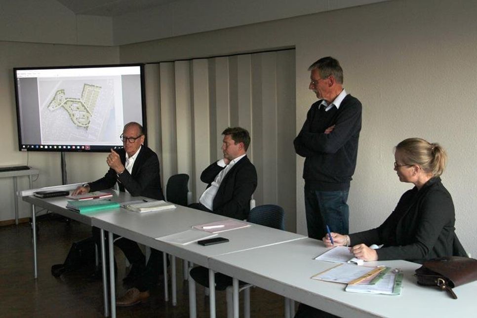 Christian Brenneisen von der EPS GmbH, Markus Habermann von der S-Immobiliengesellschaft, Bürgermeister Bernhard Markmann und die Leiterin des Bauamtes Ostholstein Mitte Gesa Timmermann (v. lks.).